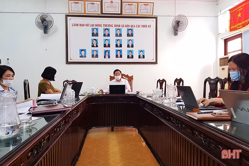 Hà Tĩnh chi trả trợ cấp người có công qua hệ thống bưu điện