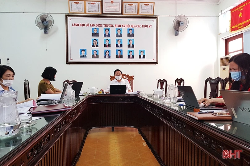 Hà Tĩnh chi trả trợ cấp người có công qua hệ thống bưu điện