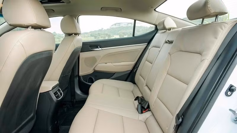 Chọn Toyota Vios GR-S hay Hyundai Elantra 1.6 AT khi có hơn 600 triệu?