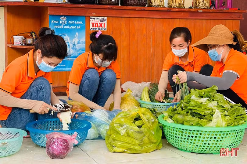 Nhóm bạn trẻ nấu hơn 5.000 suất cơm hỗ trợ các điểm cách ly ở Lộc Hà