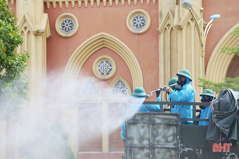 Lực lượng phòng hóa Quân khu 4 phun khử khuẩn toàn bộ xã Thạch Long