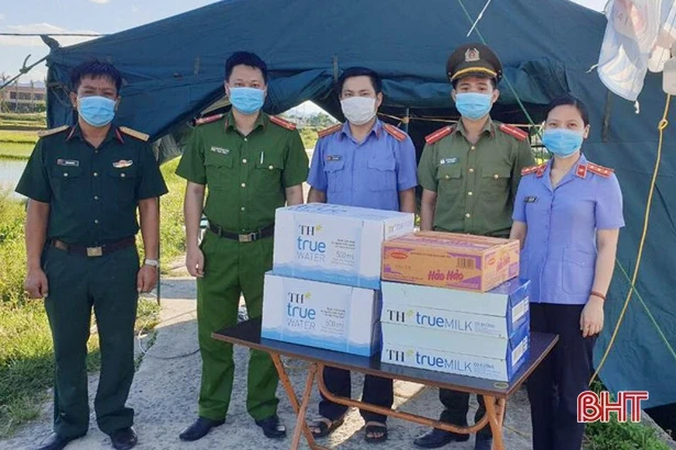 Công đoàn Viên chức Hà Tĩnh ủng hộ 1 tỷ đồng chống dịch