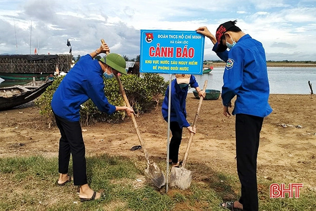 Tuổi trẻ Cẩm Xuyên bàn giao loa phát thanh cảnh báo đuối nước ở hồ Kẻ Gỗ
