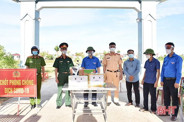 Tỉnh đoàn Hà Tĩnh trao máy phun khử khuẩn, hóa chất, nhu yếu phẩm cho “tâm dịch” Thạch Long