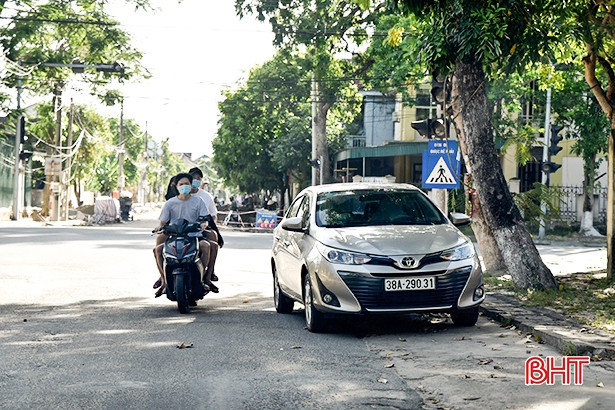 Sau 3 tháng ra quân giải tỏa, tình trạng lấn chiếm hành lang ATGT ở Hồng Lĩnh lại tái diễn