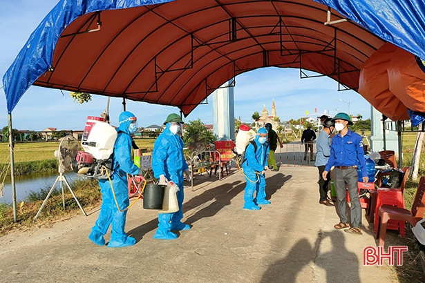 Tỉnh đoàn Hà Tĩnh trao máy phun khử khuẩn, hóa chất, nhu yếu phẩm cho “tâm dịch” Thạch Long