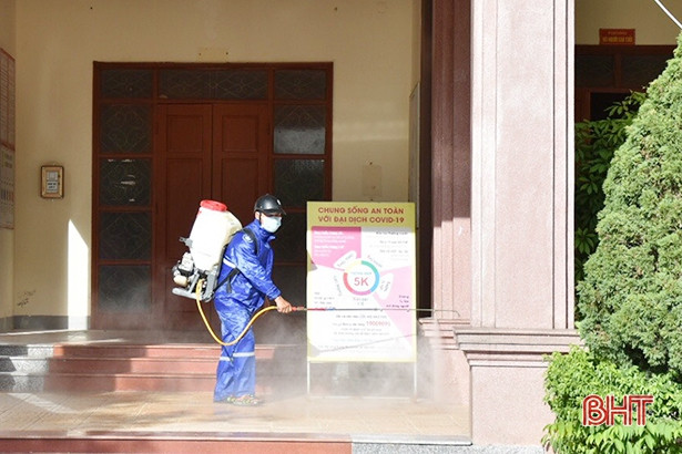 Tỉnh đoàn Hà Tĩnh trao máy phun khử khuẩn, hóa chất, nhu yếu phẩm cho “tâm dịch” Thạch Long