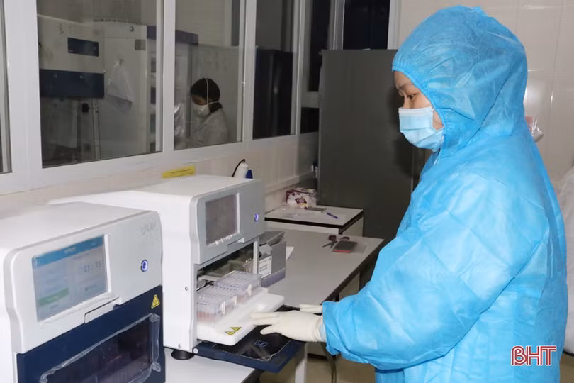 Cán bộ Khoa Cận lâm sàng CDC Hà Tĩnh “trắng đêm” xét nghiệm Covid-19