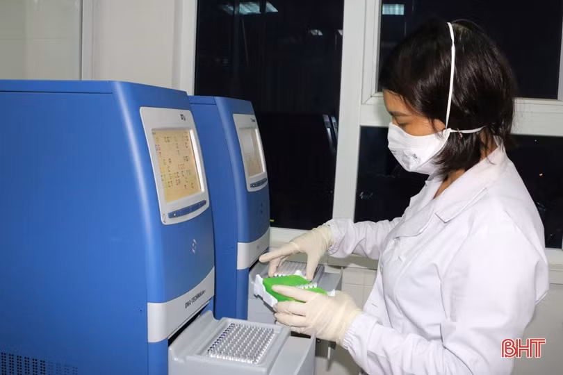 Cán bộ Khoa Cận lâm sàng CDC Hà Tĩnh “trắng đêm” xét nghiệm Covid-19