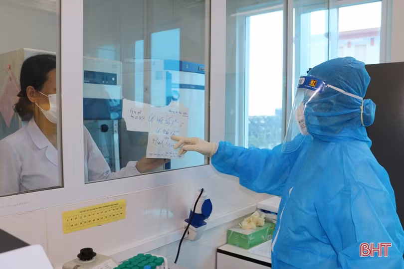 Cán bộ Khoa Cận lâm sàng CDC Hà Tĩnh “trắng đêm” xét nghiệm Covid-19