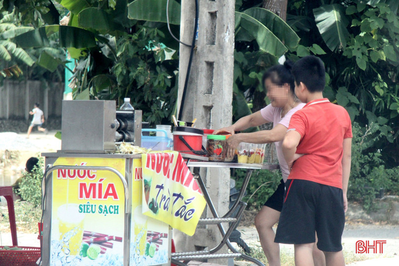 Hà Tĩnh: Dịch Covid-19 còn phức tạp, nhiều người dân vẫn... quên 5K!