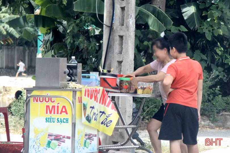 Hà Tĩnh: Dịch Covid-19 còn phức tạp, nhiều người dân vẫn... quên 5K!