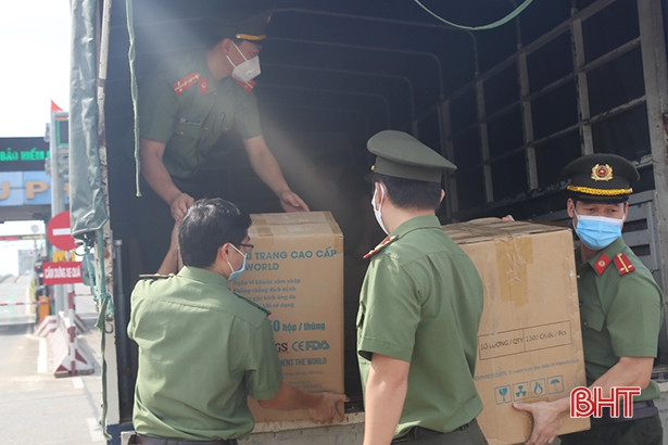 Công an Hà Tĩnh trao hỗ trợ phòng, chống dịch cho Công an Nghệ An