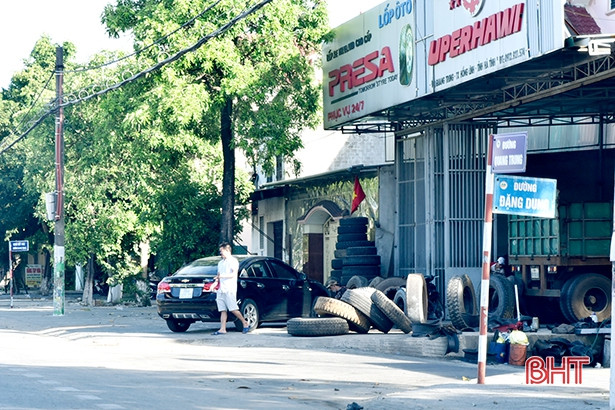 Sau 3 tháng ra quân giải tỏa, tình trạng lấn chiếm hành lang ATGT ở Hồng Lĩnh lại tái diễn