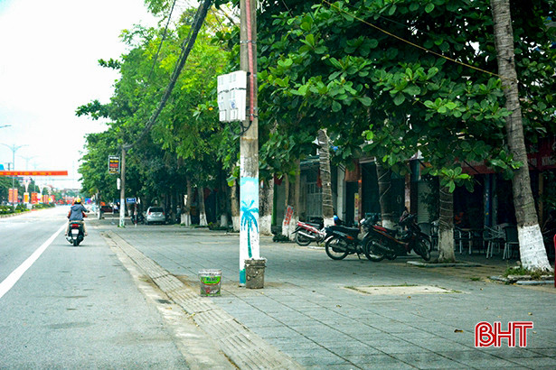 Sau 3 tháng ra quân giải tỏa, tình trạng lấn chiếm hành lang ATGT ở Hồng Lĩnh lại tái diễn