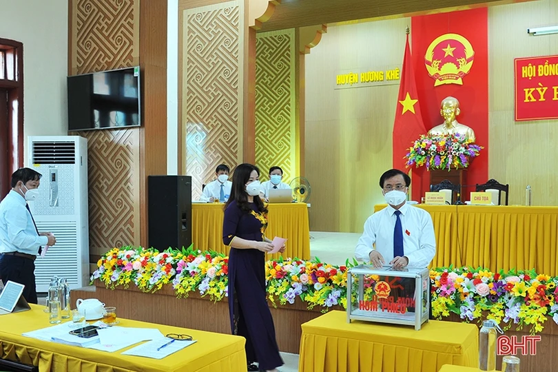 Bí thư Huyện ủy Hương Khê Lê Ngọc Huấn tái cử chức vụ Chủ tịch HĐND huyện