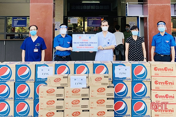 Tỉnh đoàn Hà Tĩnh tiếp tục trao hỗ trợ các lực lượng tuyến đầu chống dịch