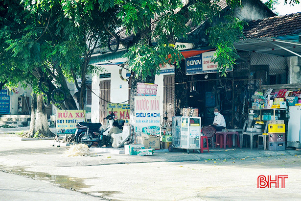 Sau 3 tháng ra quân giải tỏa, tình trạng lấn chiếm hành lang ATGT ở Hồng Lĩnh lại tái diễn