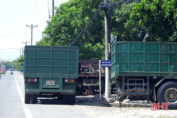 Sau 3 tháng ra quân giải tỏa, tình trạng lấn chiếm hành lang ATGT ở Hồng Lĩnh lại tái diễn