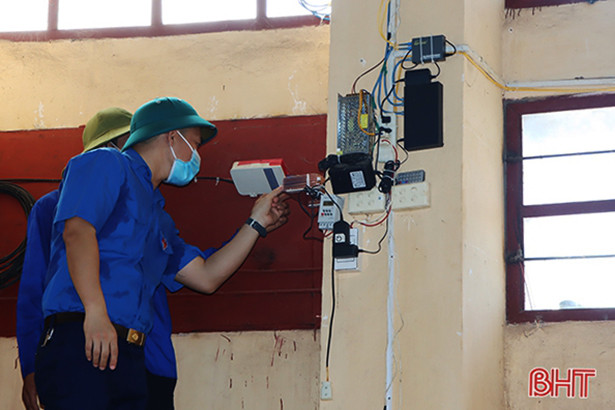 Tuổi trẻ Cẩm Xuyên bàn giao loa phát thanh cảnh báo đuối nước ở hồ Kẻ Gỗ
