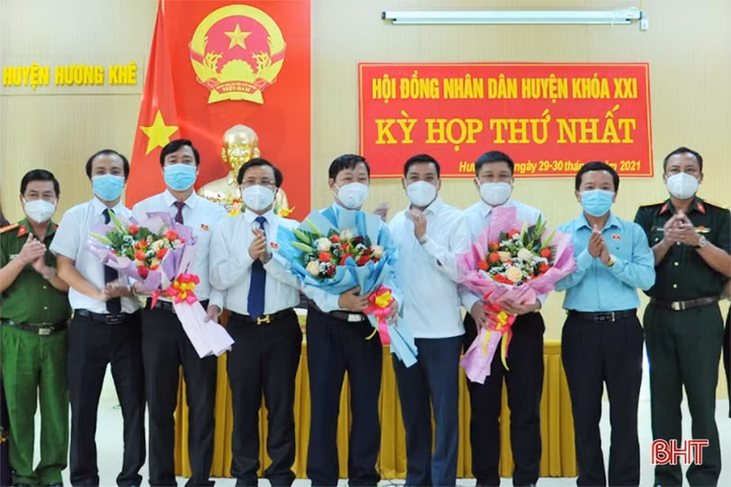 Bí thư Huyện ủy Hương Khê Lê Ngọc Huấn tái cử chức vụ Chủ tịch HĐND huyện