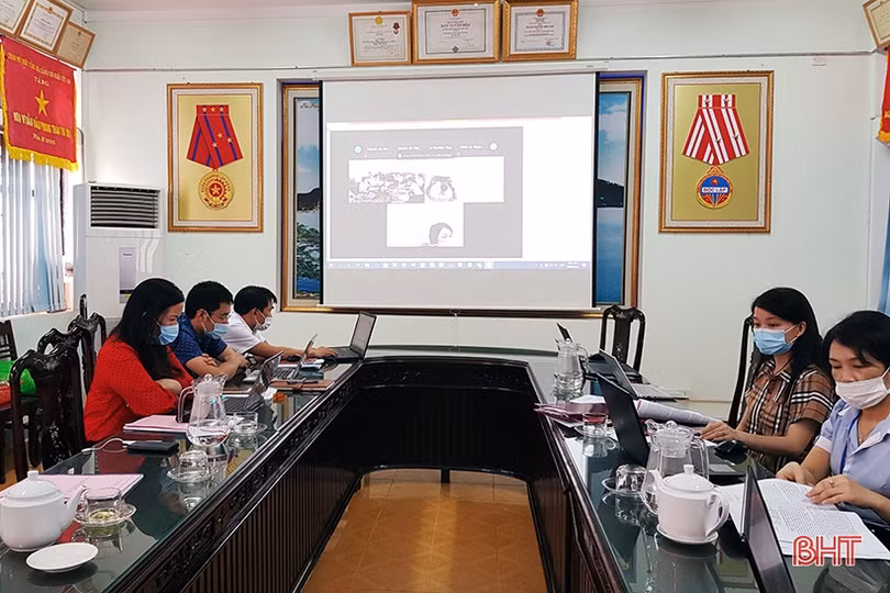 Hà Tĩnh chi trả trợ cấp người có công qua hệ thống bưu điện