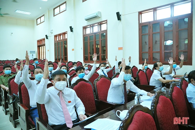 Bí thư Huyện ủy Hương Khê Lê Ngọc Huấn tái cử chức vụ Chủ tịch HĐND huyện