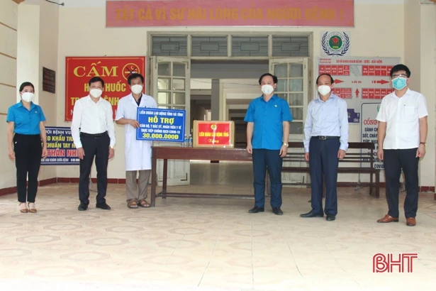 Công đoàn Hà Tĩnh hỗ trợ 383 triệu đồng cho đơn vị tuyến đầu, người lao động bị ảnh hưởng dịch Covid-19