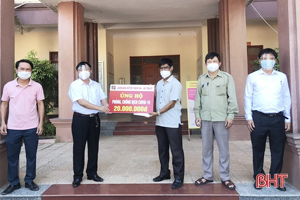 Agribank huyện Thạch Hà - Hà Tĩnh II ủng hộ 2 xã Thạch Long, Thạch Sơn 30 triệu đồng