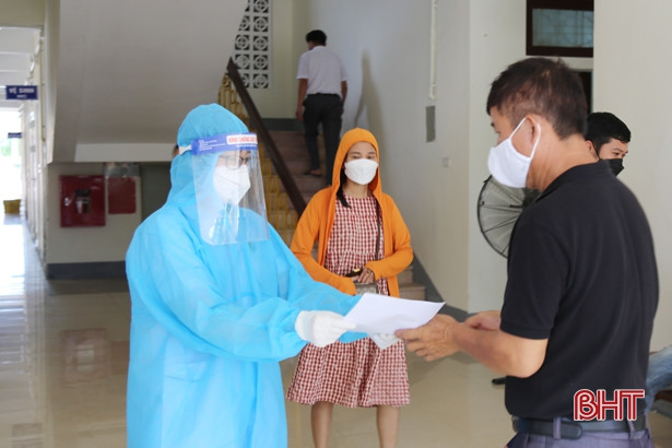 Gần 600 người đến thăm khám tại BVĐK Hà Tĩnh trong sáng đầu tiên mở lại toàn bộ hoạt động