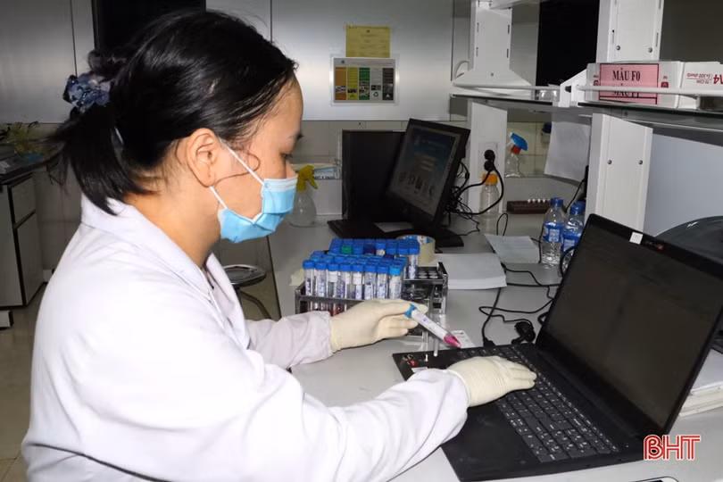 Cán bộ Khoa Cận lâm sàng CDC Hà Tĩnh “trắng đêm” xét nghiệm Covid-19