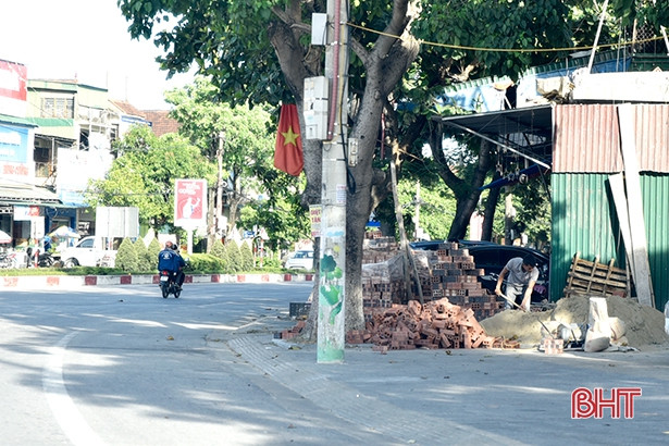 Sau 3 tháng ra quân giải tỏa, tình trạng lấn chiếm hành lang ATGT ở Hồng Lĩnh lại tái diễn