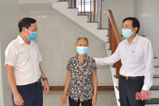 Điện lực Hà Tĩnh bàn giao mái ấm công đoàn cho đoàn viên khó khăn