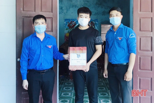 Động viên thí sinh có hoàn cảnh khó khăn trước kỳ thi tốt nghiệp THPT