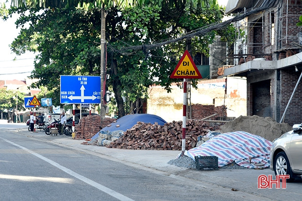 Sau 3 tháng ra quân giải tỏa, tình trạng lấn chiếm hành lang ATGT ở Hồng Lĩnh lại tái diễn