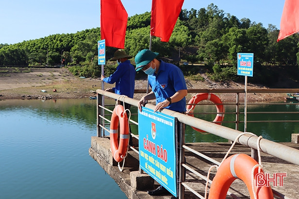 Tuổi trẻ Cẩm Xuyên bàn giao loa phát thanh cảnh báo đuối nước ở hồ Kẻ Gỗ