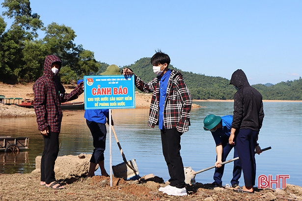 Tuổi trẻ Cẩm Xuyên bàn giao loa phát thanh cảnh báo đuối nước ở hồ Kẻ Gỗ