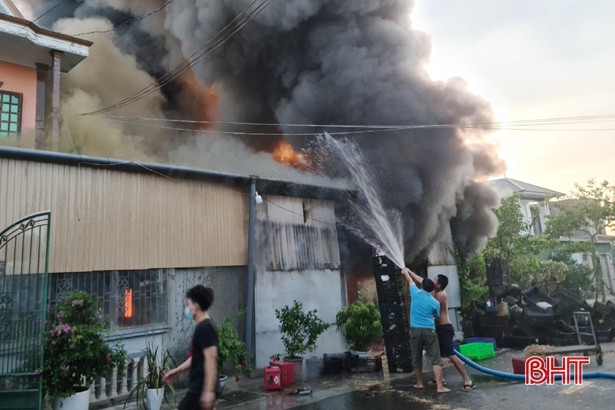 Hà Tĩnh: Cháy xưởng ấp trứng lúc rạng sáng