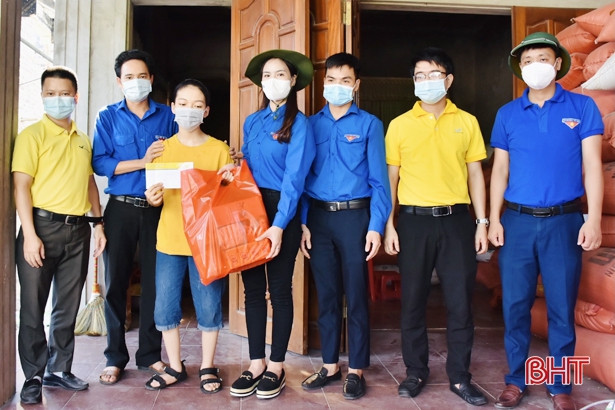 Động viên thí sinh có hoàn cảnh khó khăn trước kỳ thi tốt nghiệp THPT