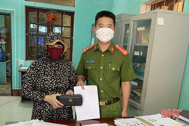 Công an xã nhặt được gần 10 triệu đồng trả lại người đánh rơi