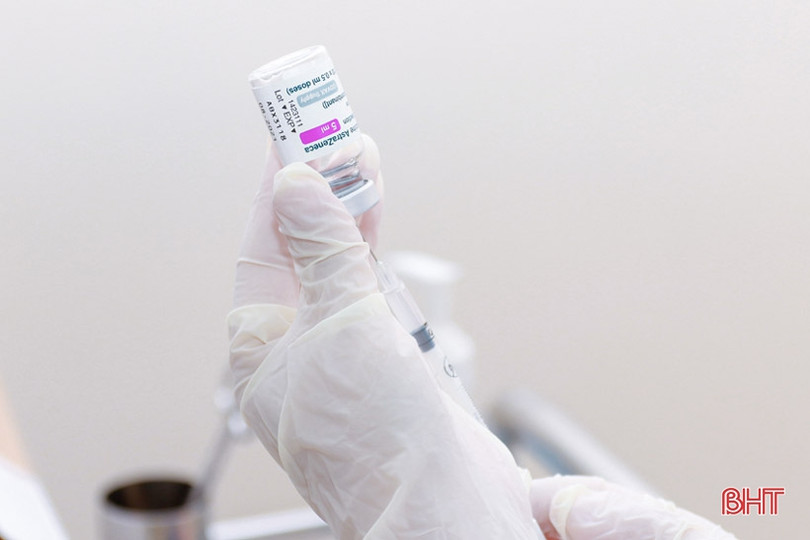 Bệnh viện TTH Hà Tĩnh tiêm vắc-xin phòng Covid-19 cho cán bộ, nhân viên Sở GD&ĐT