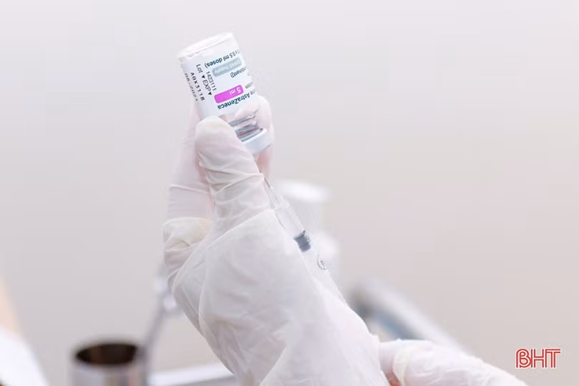 Bệnh viện TTH Hà Tĩnh tiêm vắc-xin phòng Covid-19 cho cán bộ, nhân viên Sở GD&ĐT