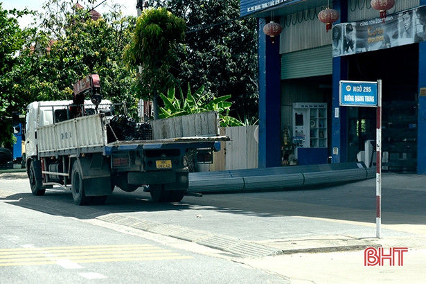 Sau 3 tháng ra quân giải tỏa, tình trạng lấn chiếm hành lang ATGT ở Hồng Lĩnh lại tái diễn