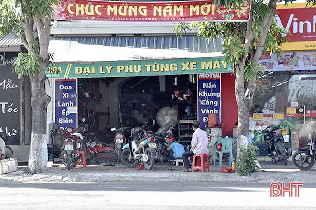 Sau 3 tháng ra quân giải tỏa, tình trạng lấn chiếm hành lang ATGT ở Hồng Lĩnh lại tái diễn