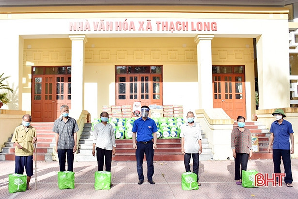 Tỉnh đoàn Hà Tĩnh trao máy phun khử khuẩn, hóa chất, nhu yếu phẩm cho “tâm dịch” Thạch Long