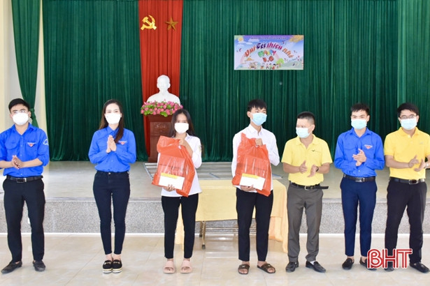 Động viên thí sinh có hoàn cảnh khó khăn trước kỳ thi tốt nghiệp THPT