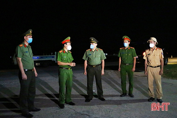 Giám đốc Công an tỉnh động viên lực lượng tại các chốt kiểm soát ở Thạch Hà