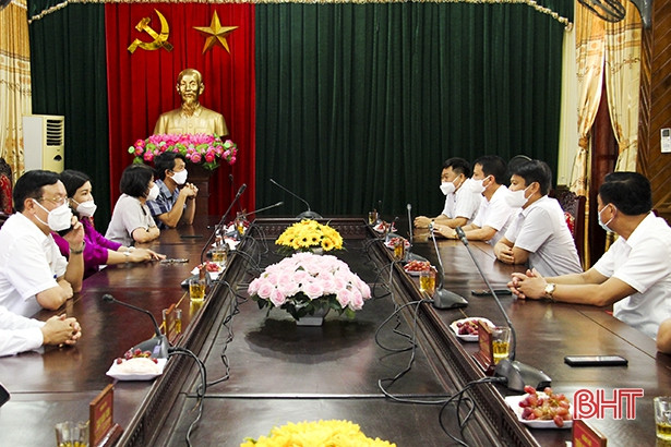 Đức Thọ trao tặng huyện Nam Đàn vật tư y tế phòng, chống dịch Covid-19