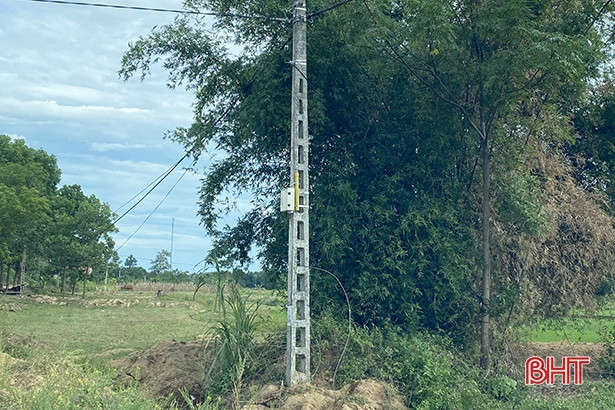 Khắc phục cột điện đổ nghiêng bên đường sau phản ánh của Báo Hà Tĩnh