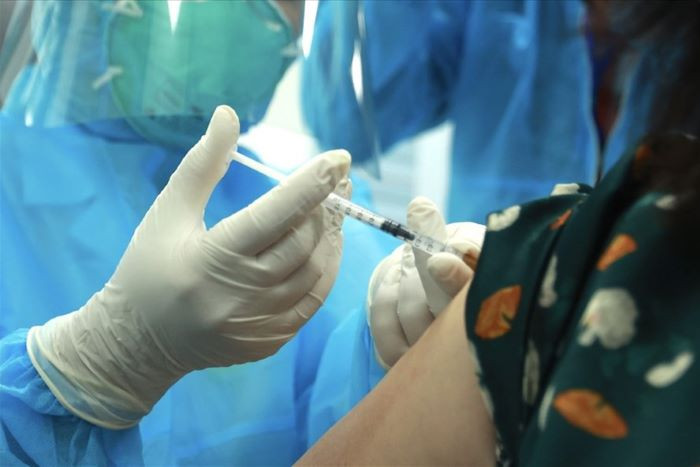 Sau khi tiêm vắc-xin bị sốt hay không sốt thì tốt hơn?